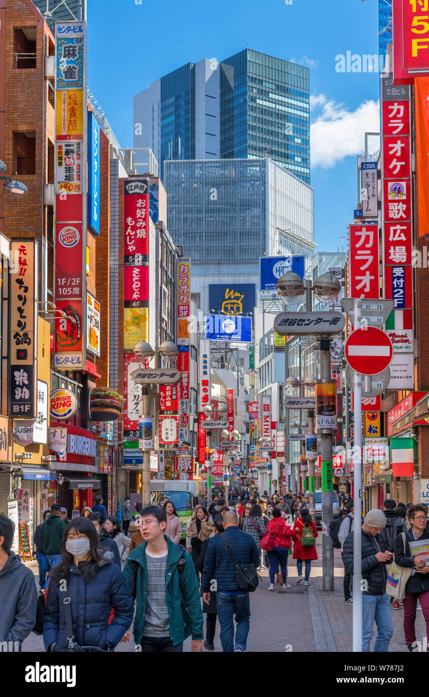 Shibuya Center - gai, einem langen Essen und Shopping Straße im Stadtteil Shibuya, Tokio, Japan Stockfoto
