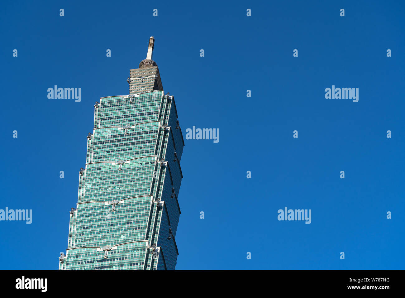 Wolkenkratzer Taipeh 101 Gebäude in der Nähe der Blick über die Dunkelblauen Himmel. früher als die Taipei World Financial Center bekannt. Ein Wahrzeichen supertall skyscraper Stockfoto