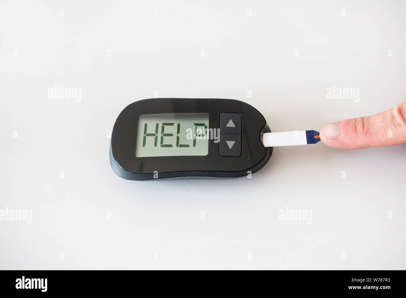 Glucometer bittet um Hilfe nach der Messung des Blutzuckers: Konzept der Hyperglykämie Stockfoto