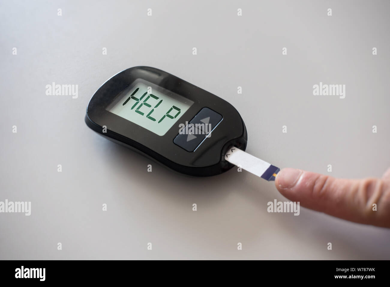 Glucometer bittet um Hilfe nach der Messung des Blutzuckers: Konzept der Hyperglykämie Stockfoto