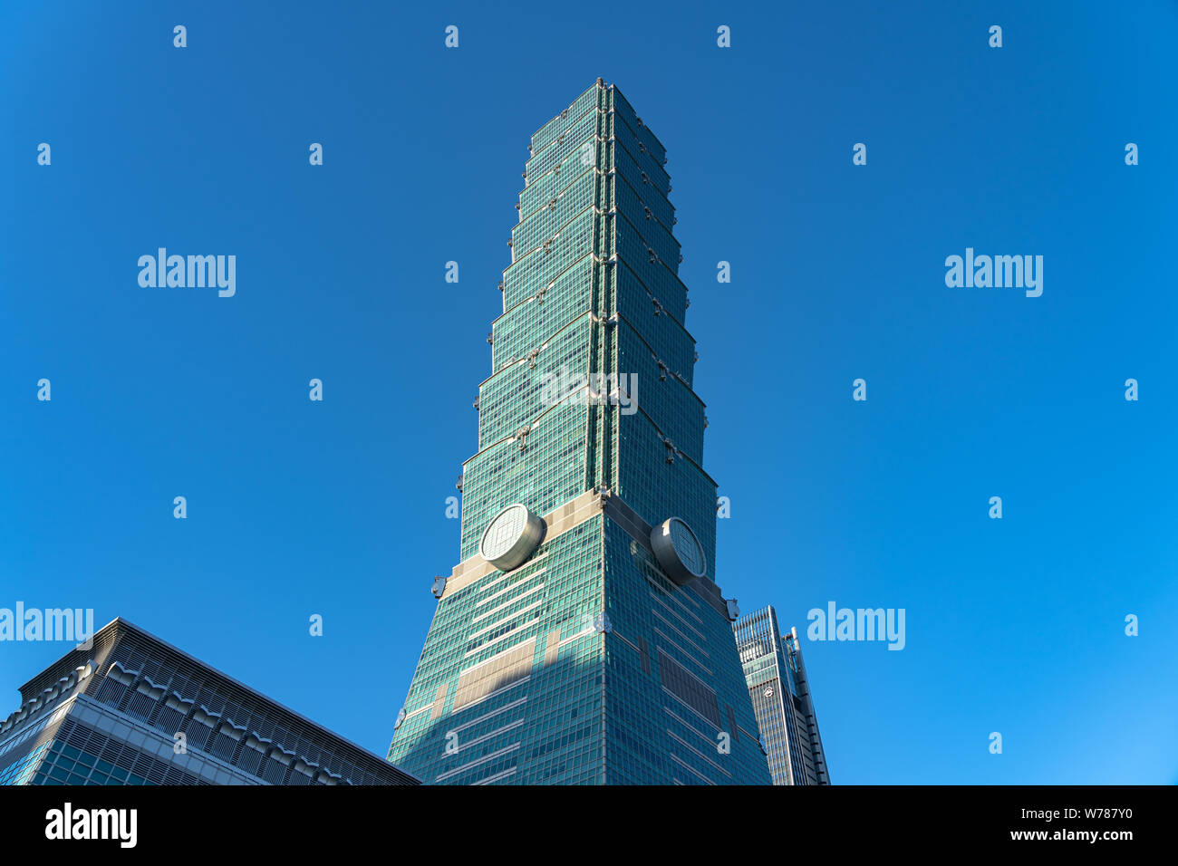 Wolkenkratzer Taipeh 101 Gebäude in der Nähe der Blick über die Dunkelblauen Himmel. früher als die Taipei World Financial Center bekannt. Ein Wahrzeichen supertall skyscraper Stockfoto