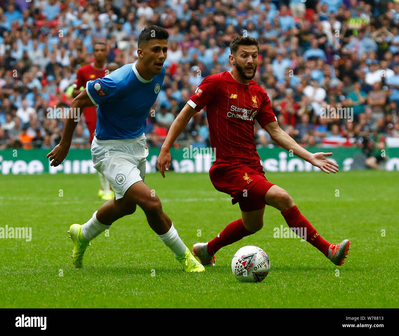 LONDON, ENGLAND. AUGUST 04: Liverpool Adam Lallana unter dem Druck von Manchester City Rodrigo während der FA Community Shield zwischen Liverpool ein Stockfoto