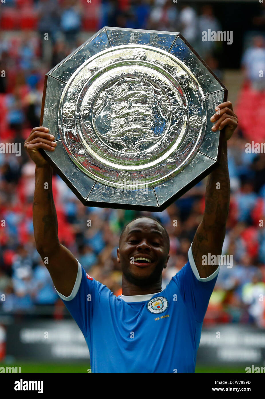 LONDON, ENGLAND. AUGUST 04: Manchester City Raheem Sterling mit dem FA Community Shield während der FA Community Shield zwischen Liverpool und Manch Stockfoto