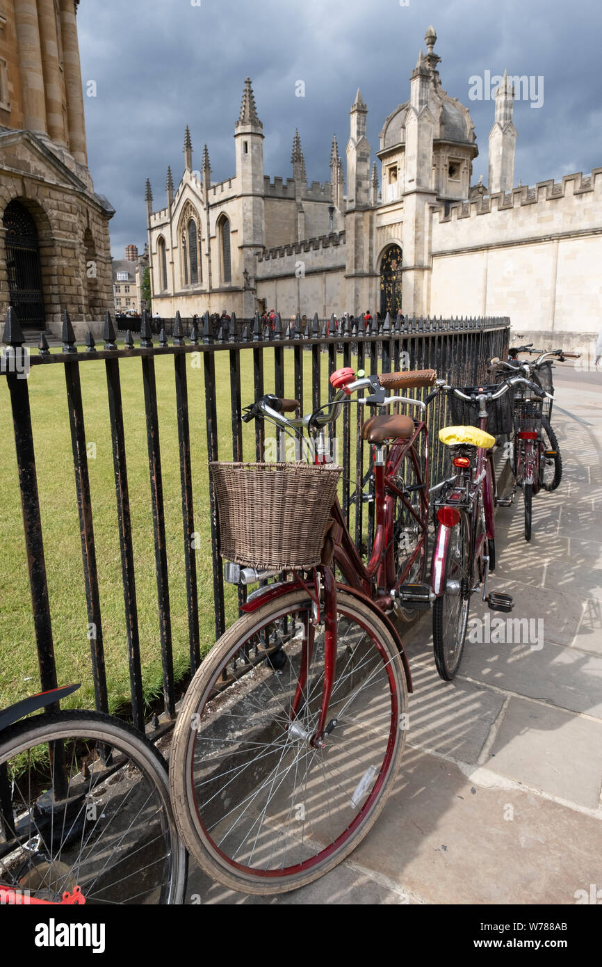 Fahrräder und die Turmspitzen der Universität Oxford Stockfoto