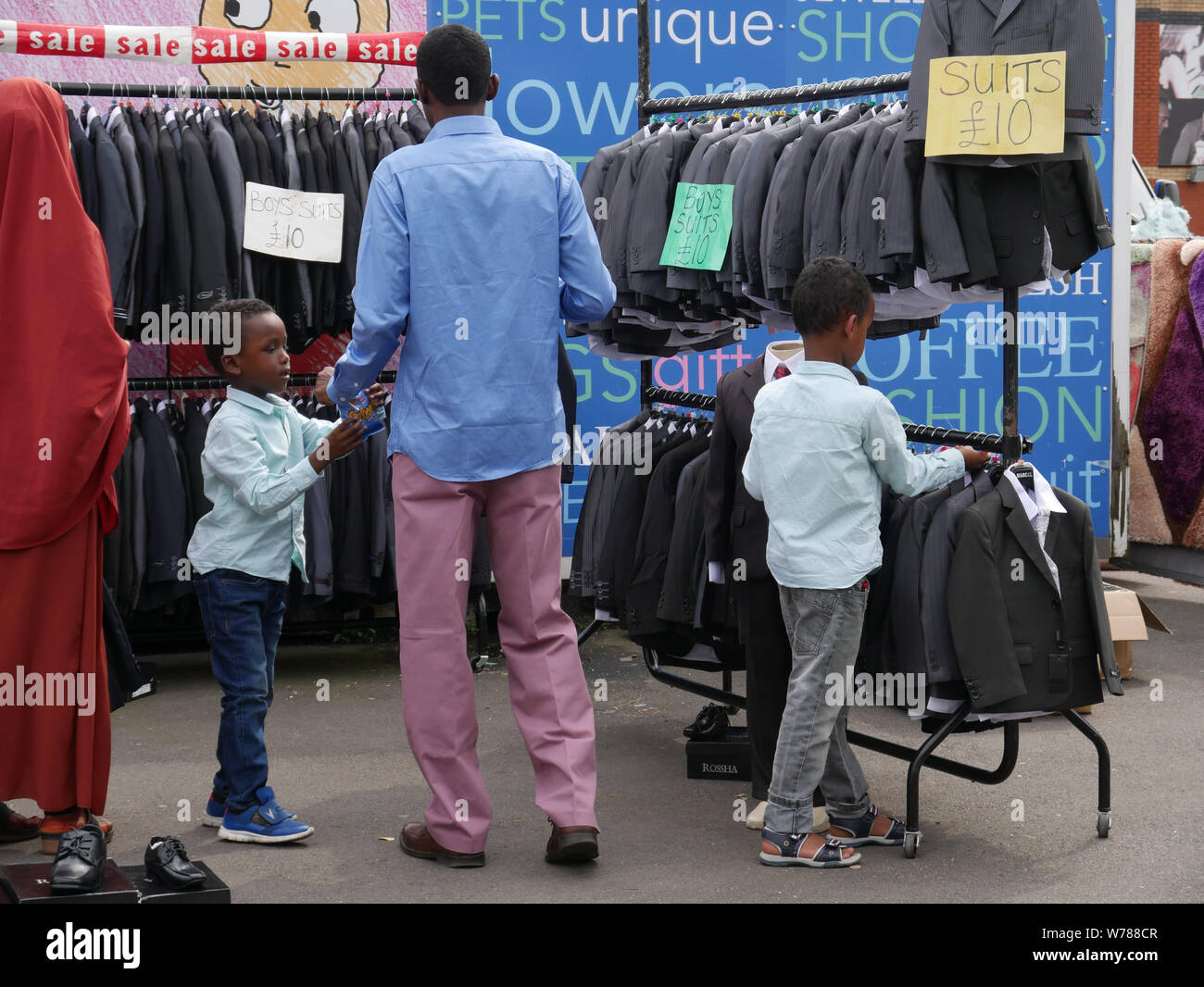 Familie Einkauf für die Jungen Anzüge auf einem Markt im Freien in England Großbritannien. foto DON TONGE Stockfoto