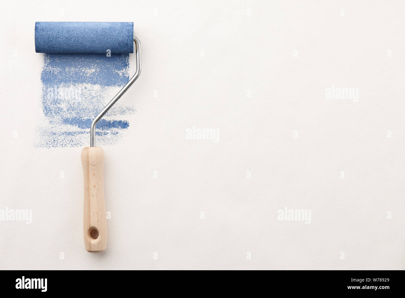 Walze mit der blauen Farbe auf Hintergrund Stockfoto