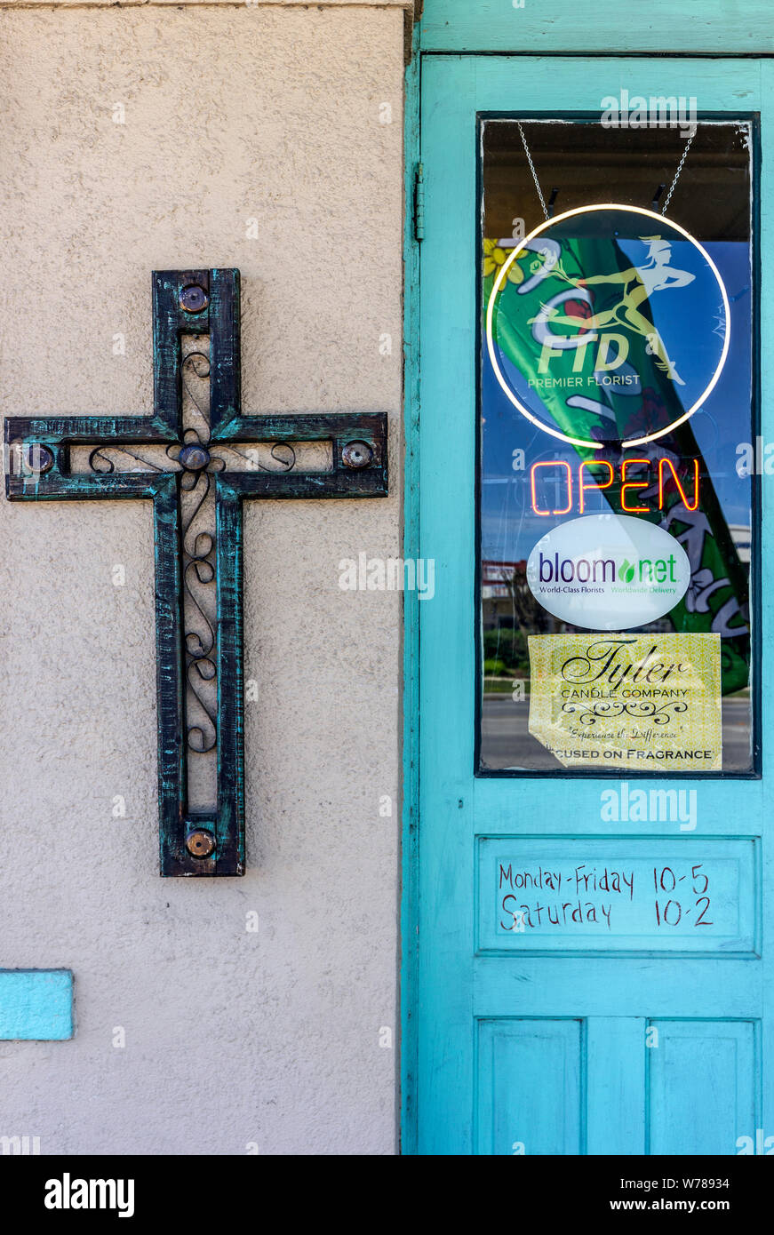Religiöse Kreuz an der Wand außerhalb eines Store, USA Stockfoto