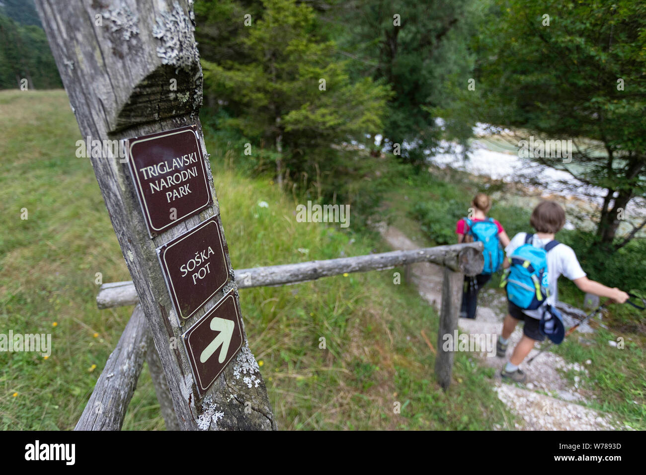 Mutter und Sohn Wandern auf Soca Trail durch die schöne türkisblaue Fluss Soca, Trenta, Bovec, Slowenien, Europa Stockfoto