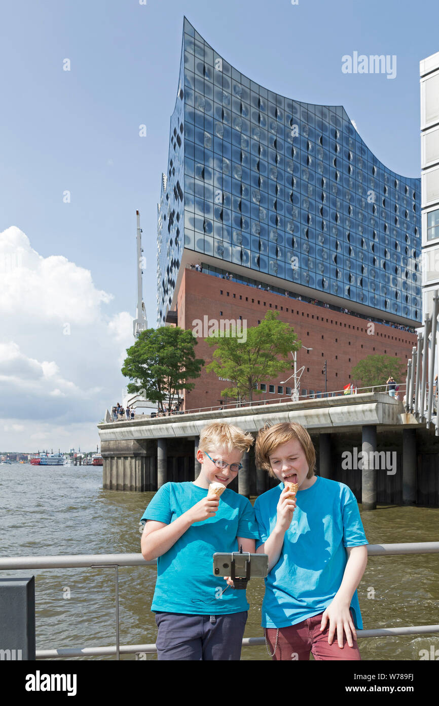 Jugendliche während der Sprache Studium Reisen selfies nehmen vor der Elbphilharmonie, Hamburg, Deutschland Stockfoto