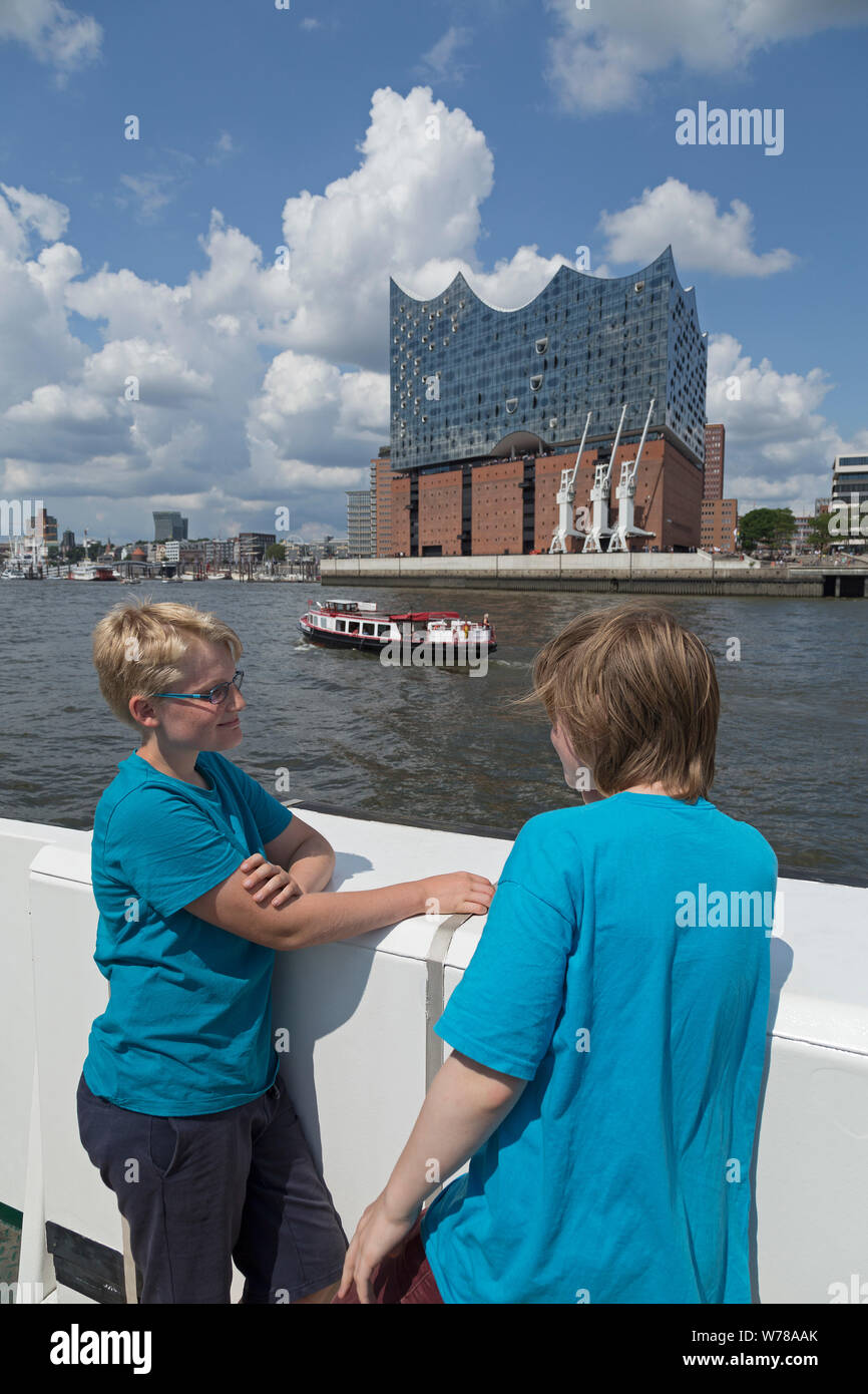 Jugendliche an der Elbe Fähre, die Elbphilharmonie, Hamburg, Deutschland Stockfoto