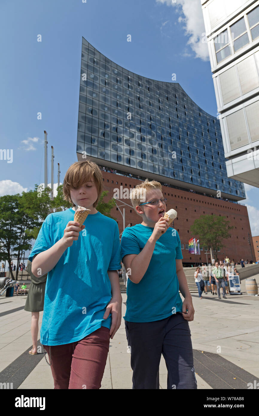 Jugendliche Eis essen vor der Elbphilharmonie, Hamburg, Deutschland Stockfoto