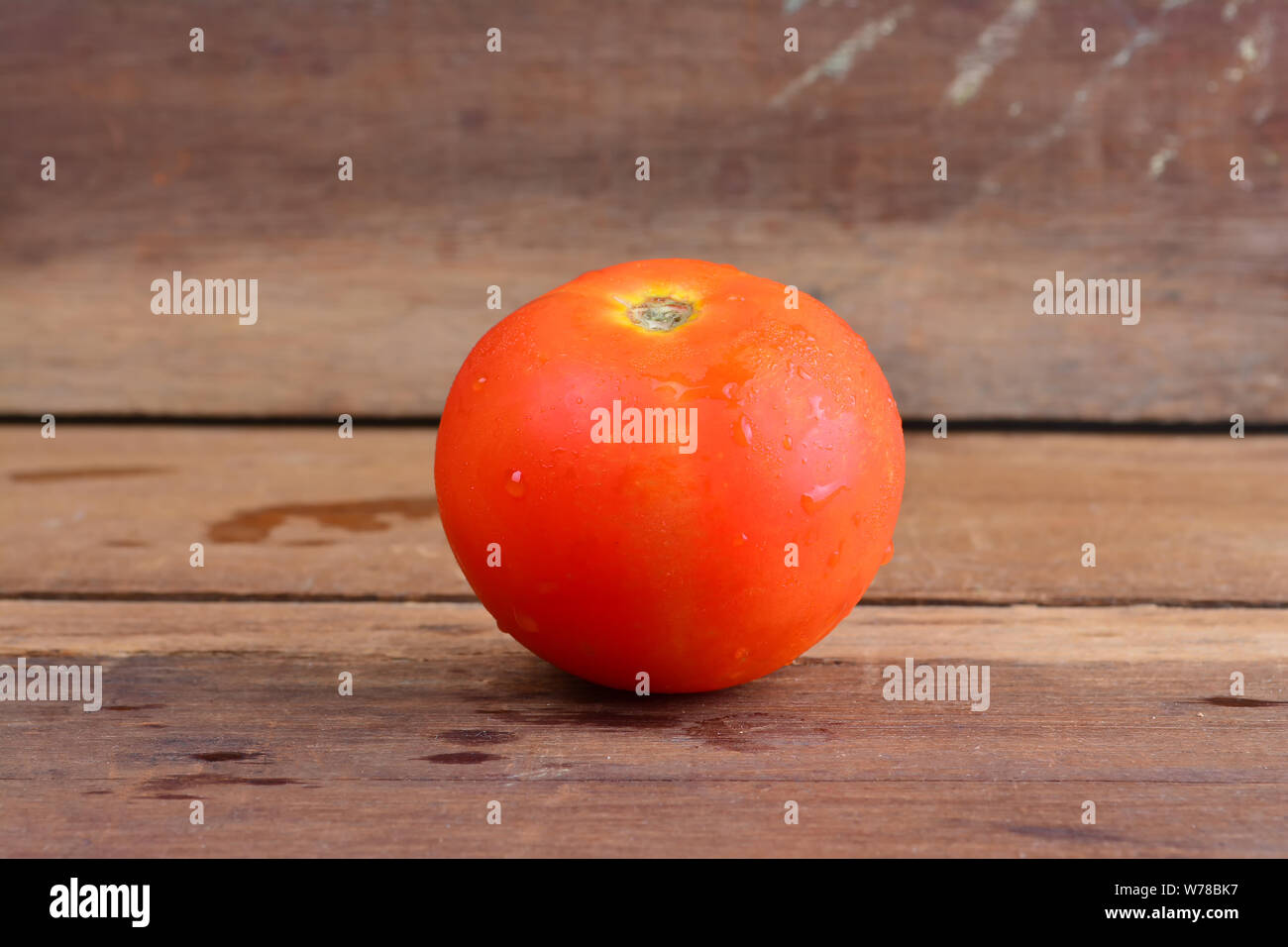 Nahaufnahme der frische, reife Tomaten auf Holz Hintergrund Stockfoto