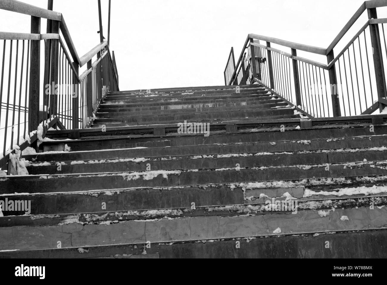 Fußgängerbrücke über die Bahn. Treppen. Stockfoto