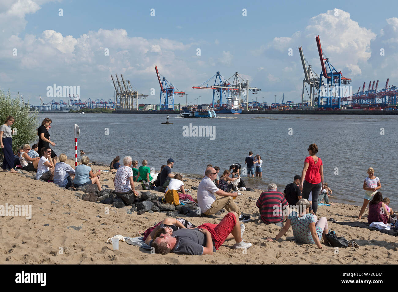 Elbe Beach, Oevelgönne, vor Container Terminal Burchard-Kai, Hamburg, Deutschland Stockfoto