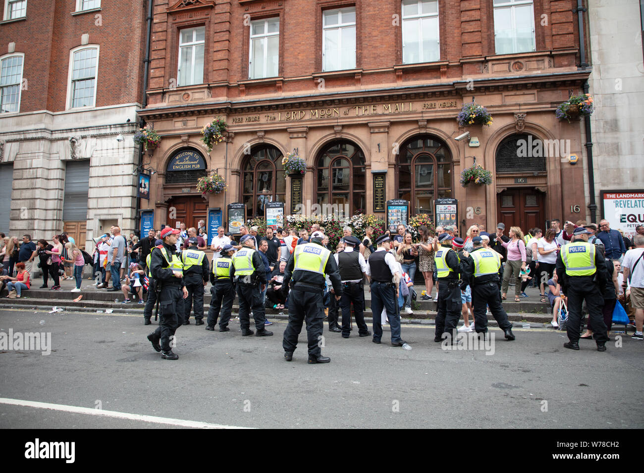 London, Großbritannien. August 2019. Tommy Robinson unterstützt, nachdem er eine Kundgebung in der Nähe des Oxford Circus abgehalten hatte. Kredit: Joe Kuis / Alamy Nachrichten Stockfoto