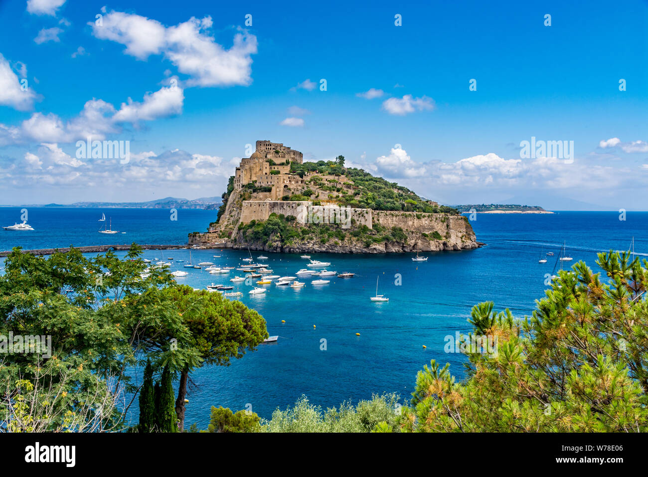 Kastell - Castello Aragonese an einem schönen Sommertag, Insel Ischia, Italien Stockfoto