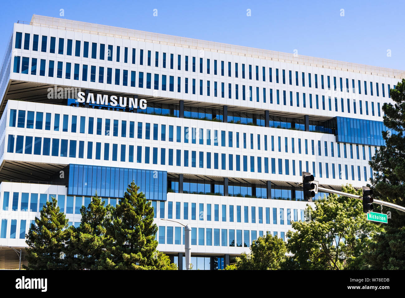August 1, 2019 San Jose/CA/USA - Die moderne HQ von Samsung Electronics Gerät Lösungen Amerika und Samsung Semiconductor Inc., die in Silizium V entfernt Stockfoto