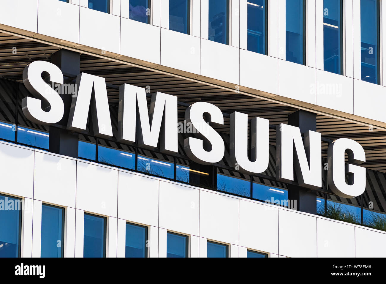 August 1, 2019 San Jose/CA/USA - Samsung Zeichen angezeigt auf der Fassade der modernen HQ von Samsung Electronics Gerät Lösungen Amerika in Silizium Stockfoto