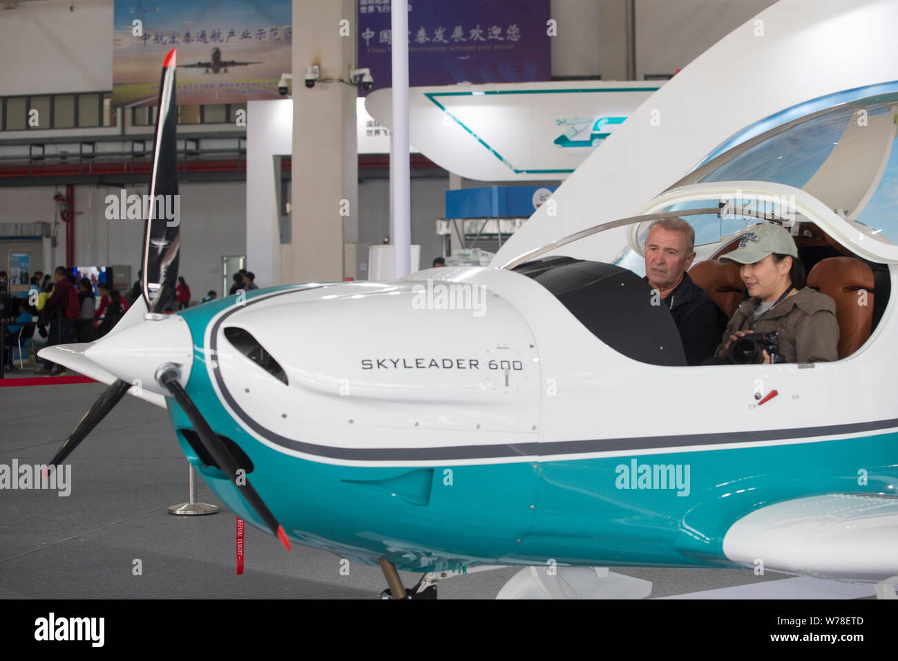 Eine Skyleader 600 Flugzeuge durch Zall Luftfahrtindustrie (Wuhan) Co. entwickelt wird auf dem Display während der ersten FAI Fly-in Expo (WFE) in Wuhan City, cen Stockfoto
