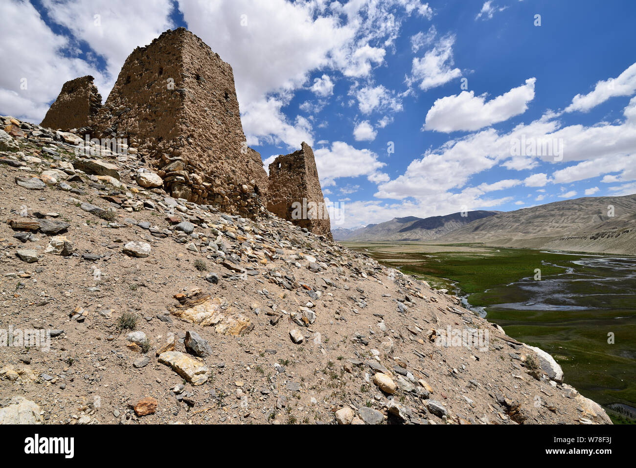 Blick auf die remote Shakhdara Tal im Pamir Gebirge, Ruine alte Festung, Tadschikistan, Zentralasien. Stockfoto