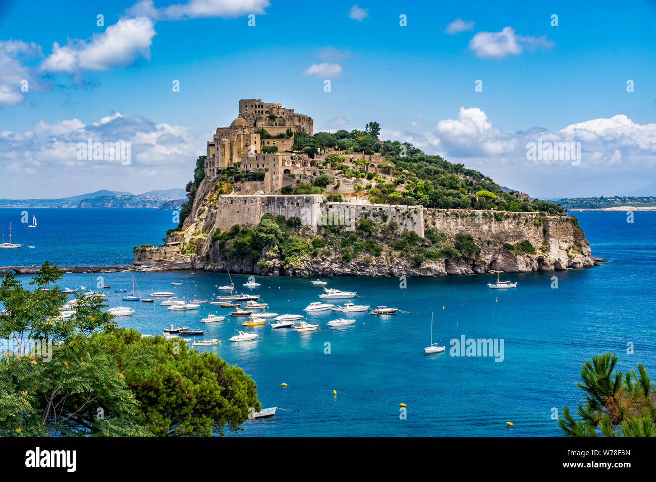 Kastell - Castello Aragonese an einem schönen Sommertag, Insel Ischia, Italien Stockfoto