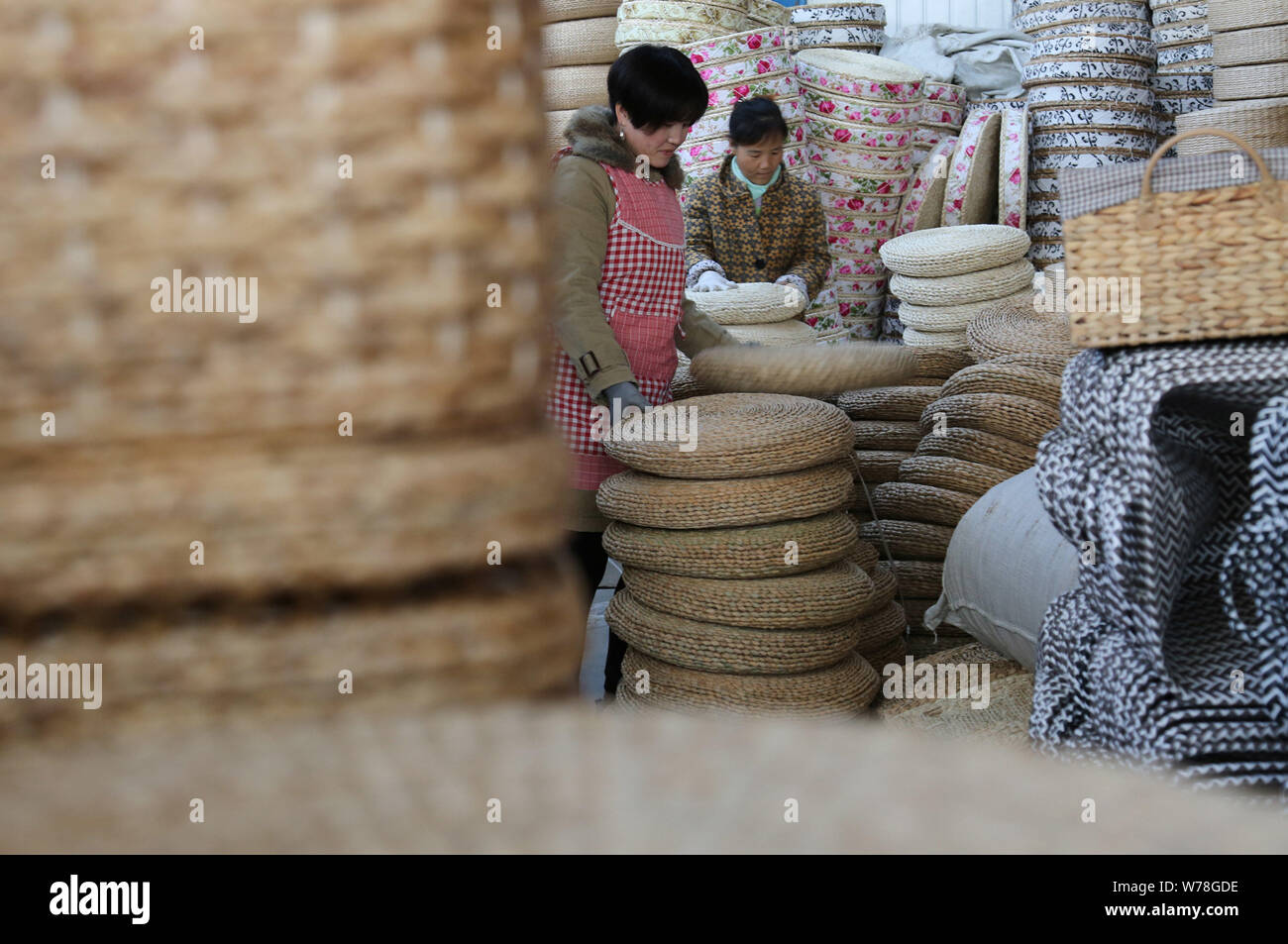 Dorfbewohner bereiten Ihre Ware für die kommende 11.11 global Shopping Festival der Alibaba Group in einem Lagerhaus in Wantou Dorf, Boxen, Grafschaft, Binzho Stockfoto