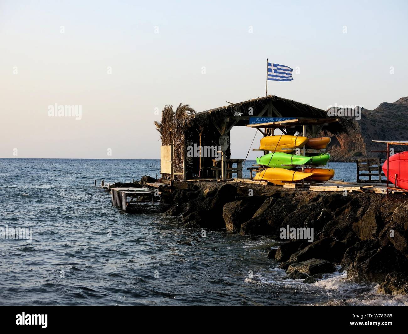 Hütte für Wassersport in Agia Marina, Chania, Kreta, Griechenland. Stockfoto