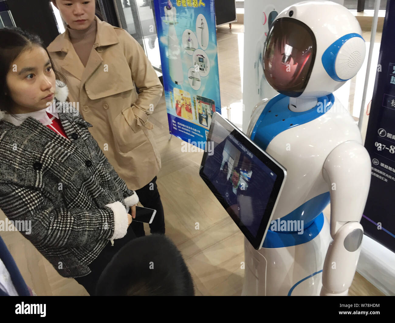 Besucher interagieren mit einem Roboter während der China Optics Valley International AI Industrie Gipfel 2017 in Wuhan City, Central China Provinz Hubei, 19. Stockfoto