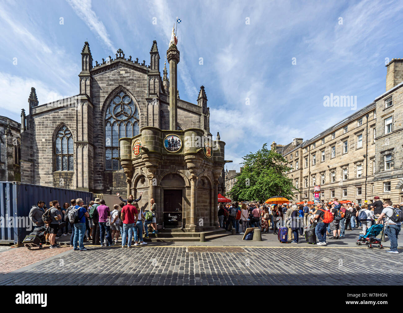 Gruppe am Mercat Cross in der Nähe von St. Giles Kathedrale mit Massen an Edinburgh Festival Fringe 2019 in der Royal Mile in Edinburgh Schottland Großbritannien Stockfoto