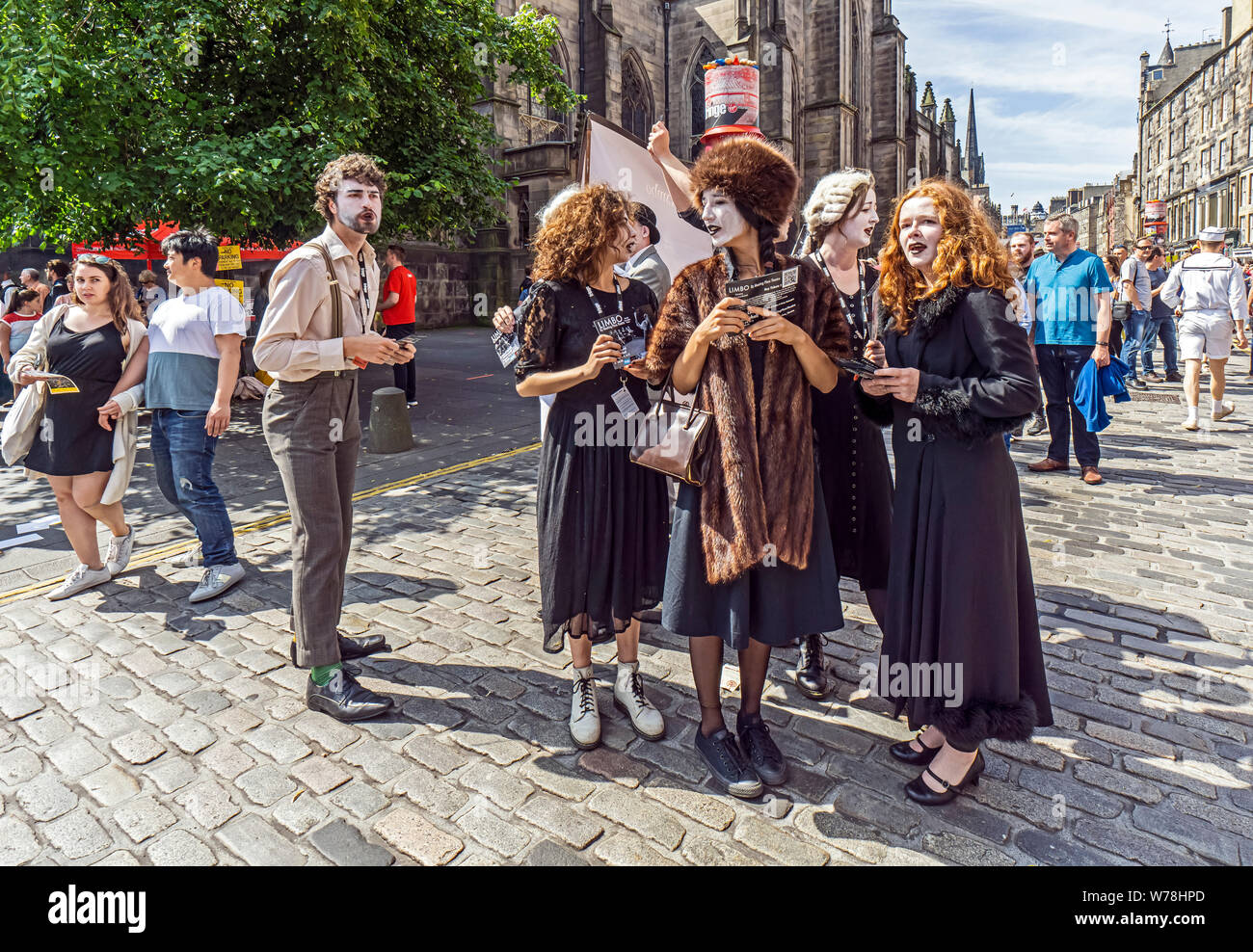 Treffpunkt Theater Gruppe Förderung Limbo Theater spielen am Edinburgh Festival Fringe 2019 in der Royal Mile in Edinburgh Schottland Großbritannien Stockfoto