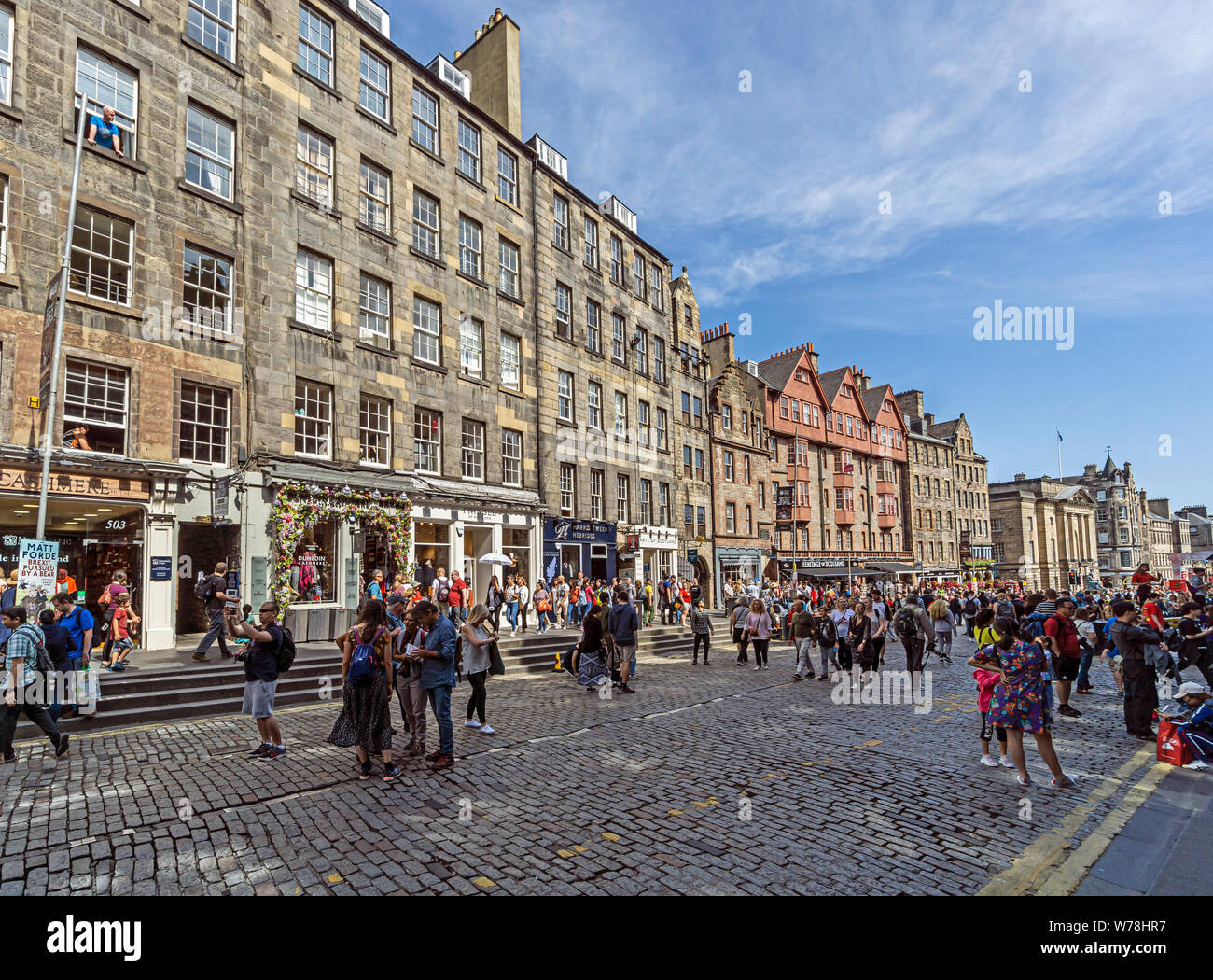 Lawnmarket während des Edinburgh Festival Fringe 2019 in der Royal Mile in Edinburgh Schottland Großbritannien Stockfoto