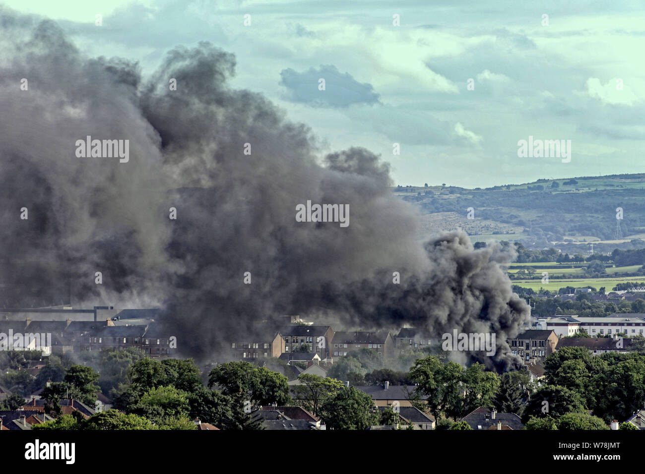 Glasgow, Schottland, Großbritannien, 5. August 2019. Riesige Rauchwolke über dem Yoker scotstoun Werft Gegend der Stadt mit braehead als Hintergrund und im Süden der Stadt. Gerard Fähre / alamy Leben Nachrichten Stockfoto