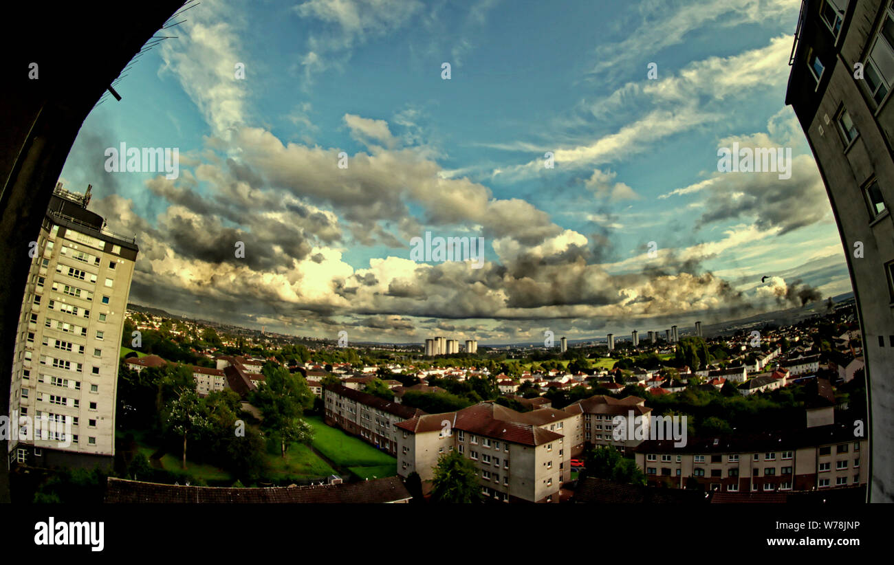 Glasgow, Schottland, Großbritannien, 5. August 2019. Riesige Rauchwolke über dem Yoker scotstoun Werft Gegend der Stadt mit braehead als Hintergrund und im Süden der Stadt. Gerard Fähre / alamy Leben Nachrichten Stockfoto