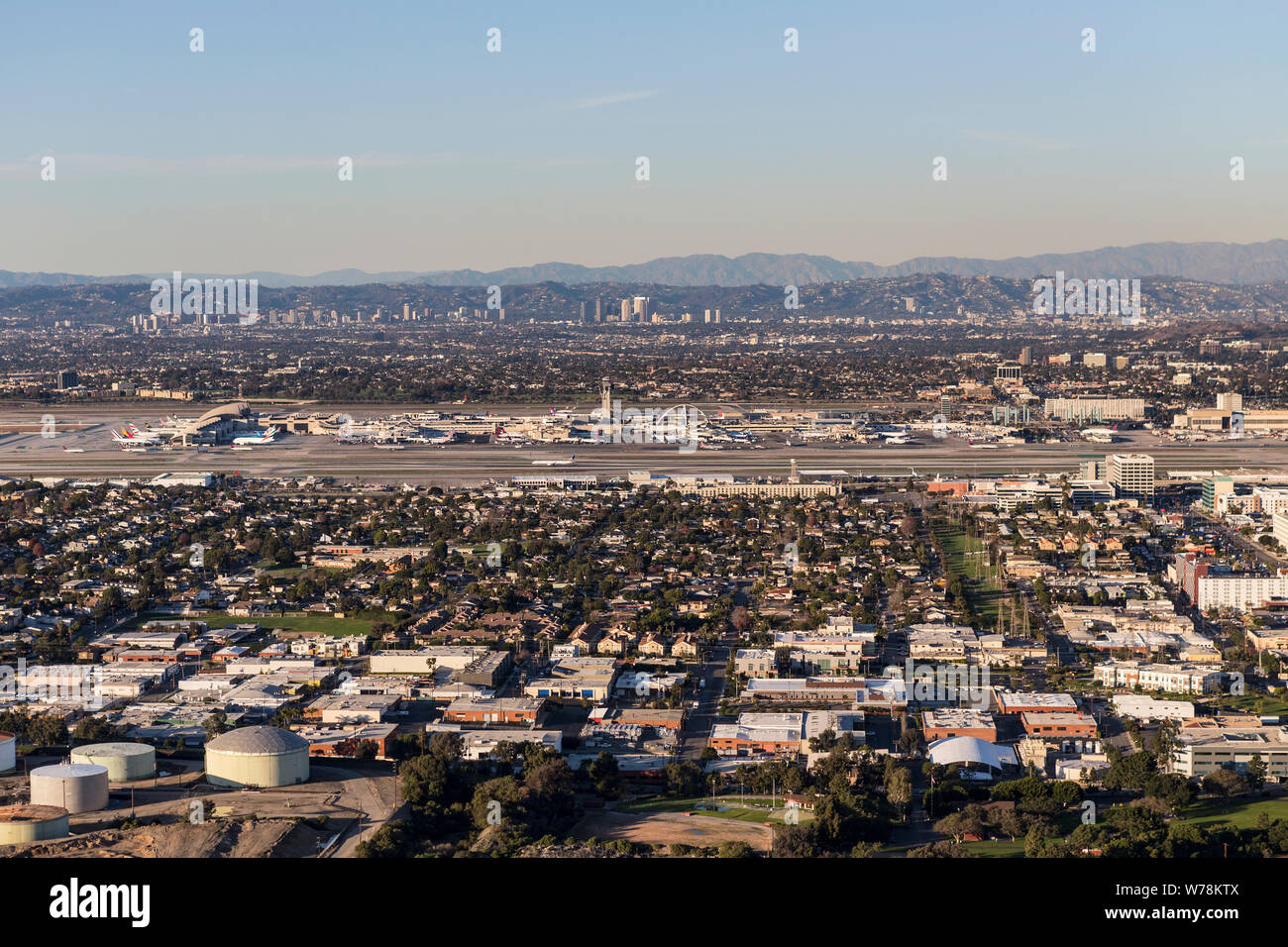 Los Angeles, Kalifornien, USA - 17. Dezember 2016: Luftaufnahme von El Segundo Nachbarschaften, LAX, Century City und die Santa Monica Mountains. Stockfoto