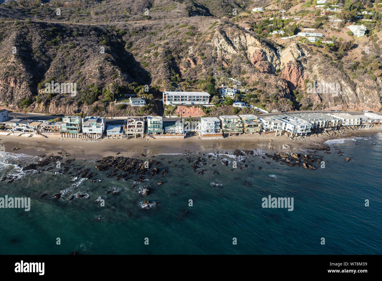 Luftaufnahme von Malibu shoreline Wohnungen und Santa Monica Mountains Hänge nördlich von Los Angeles am Highway 1 in Südkalifornien. Stockfoto