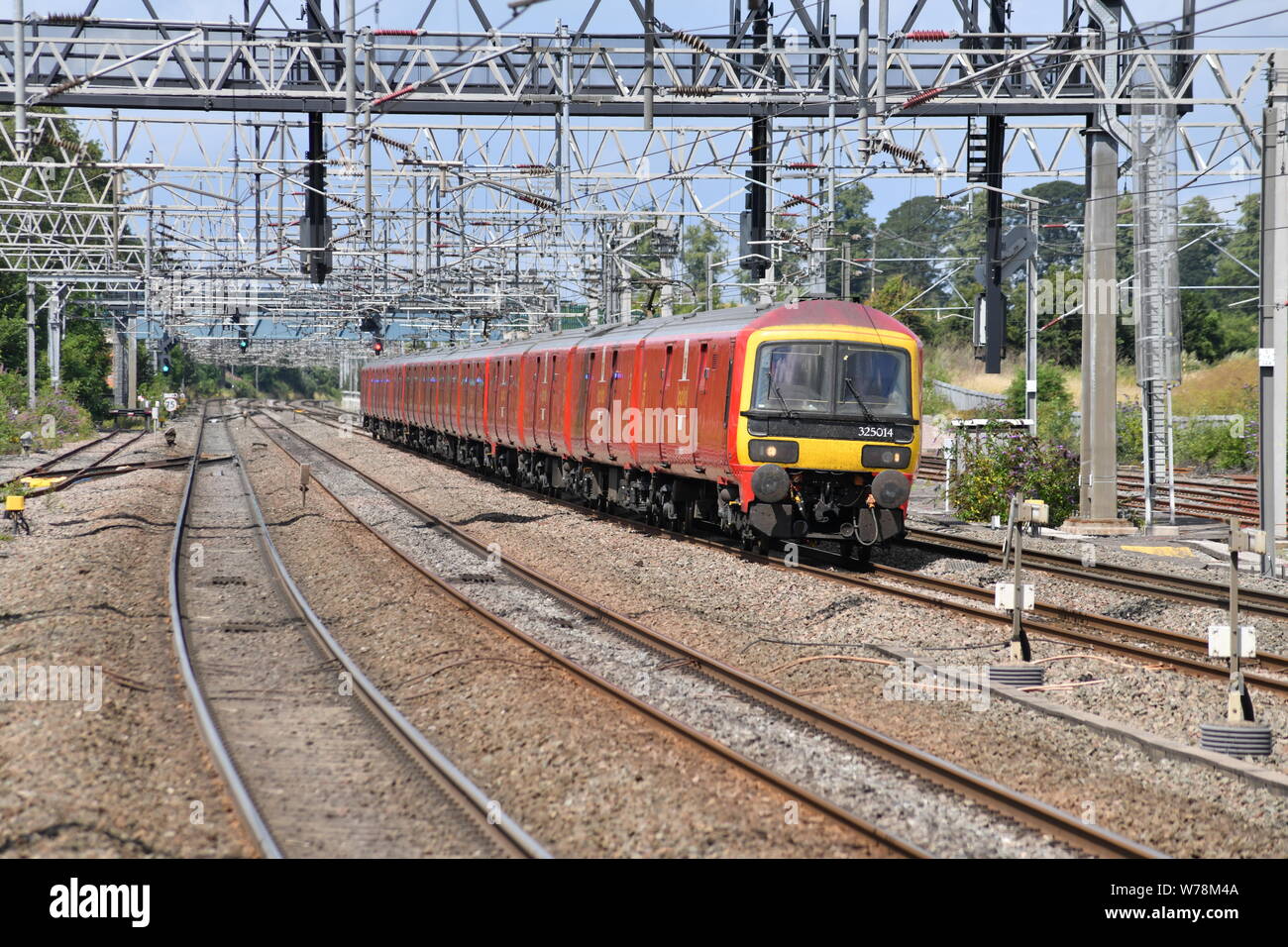 Paketzug Royal Mail Class 325 elektrische Triebzüge auf der West Coast Main Line Stockfoto