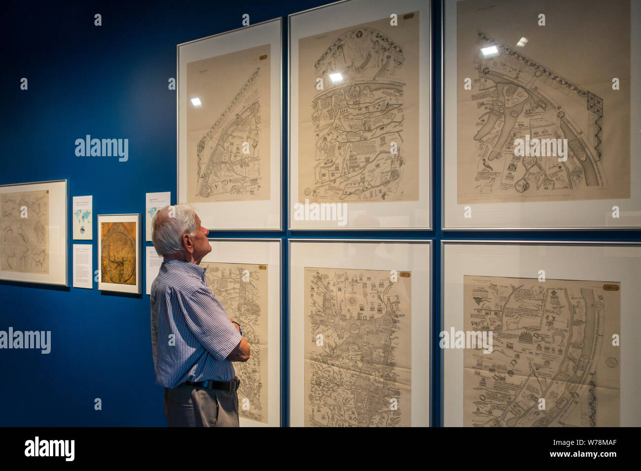 Ältere Besucher auf alten Karten in der Mercator Museum über die Geschichte der Kartographie, Sint-Niklaas, Ostflandern, Belgien Stockfoto