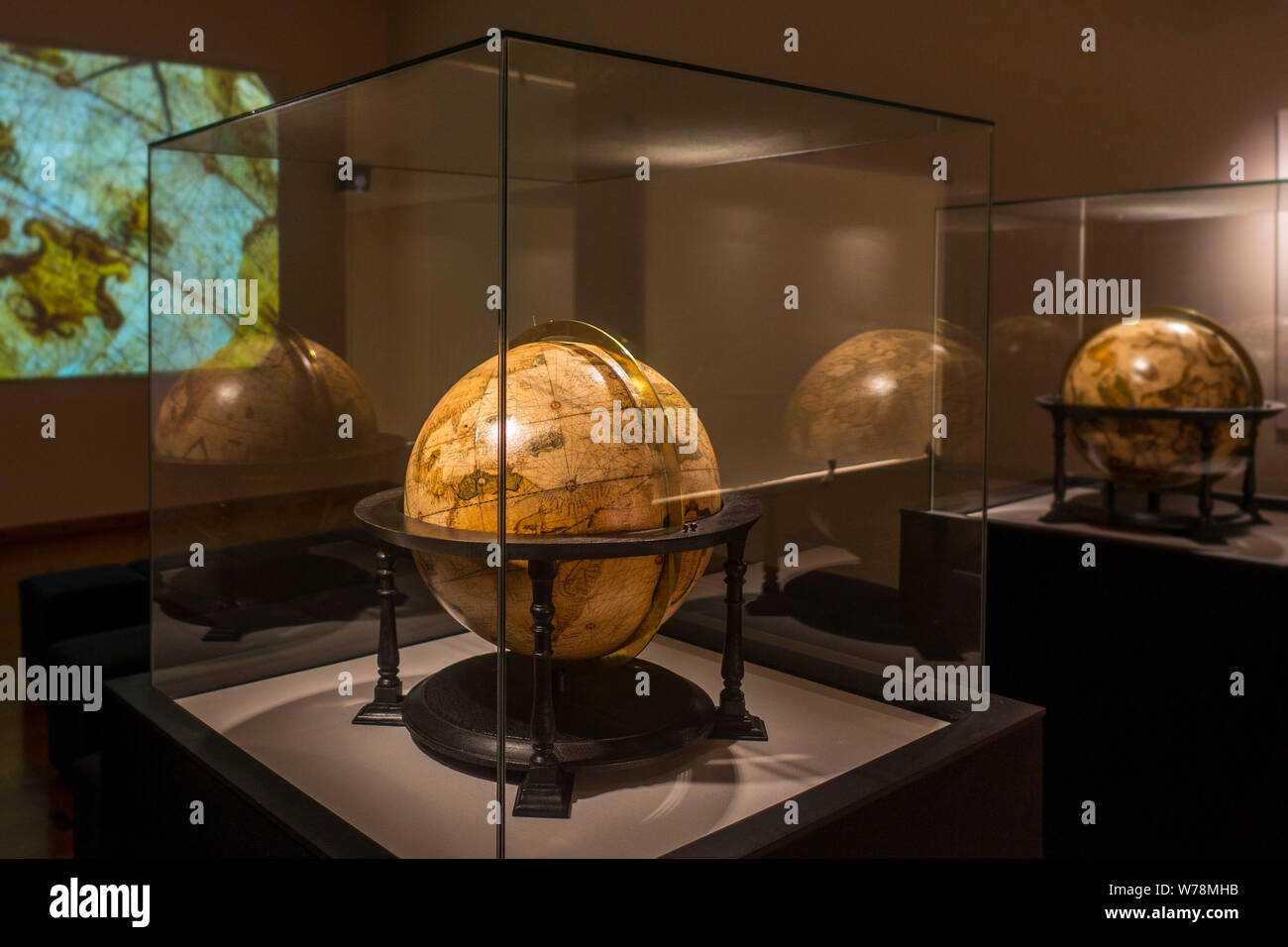 16. jahrhundert Erdkugel und Himmelsglobus in der Mercator Museum über die Geschichte der Kartographie, Sint-Niklaas, Ostflandern, Belgien Stockfoto