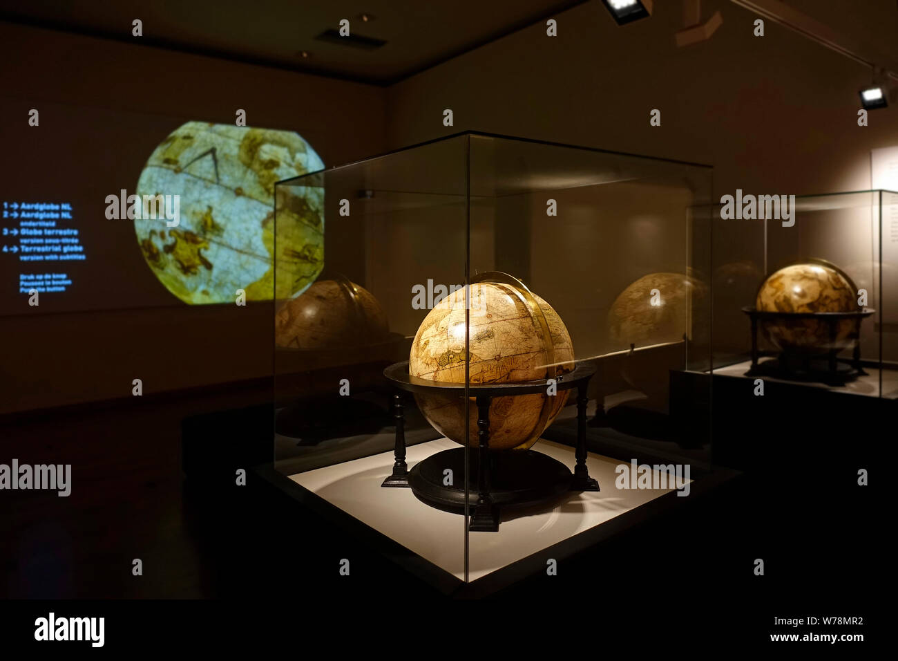 16. jahrhundert Erdkugel und Himmelsglobus in der Mercator Museum über die Geschichte der Kartographie, Sint-Niklaas, Ostflandern, Belgien Stockfoto