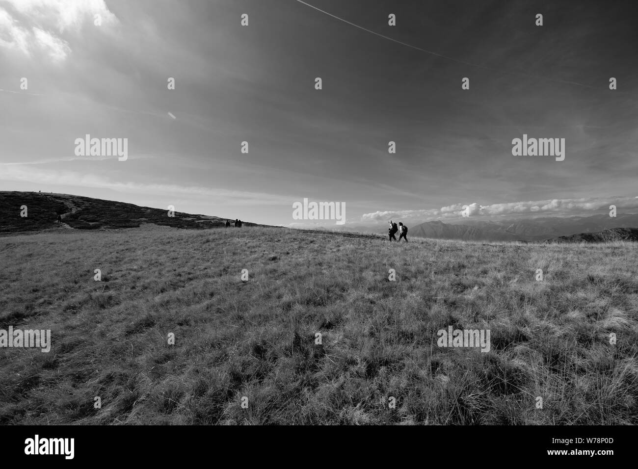 Idyllische Landschaft am Monte Tamaro in der Schweiz - Silhouette von Menschen Stockfoto