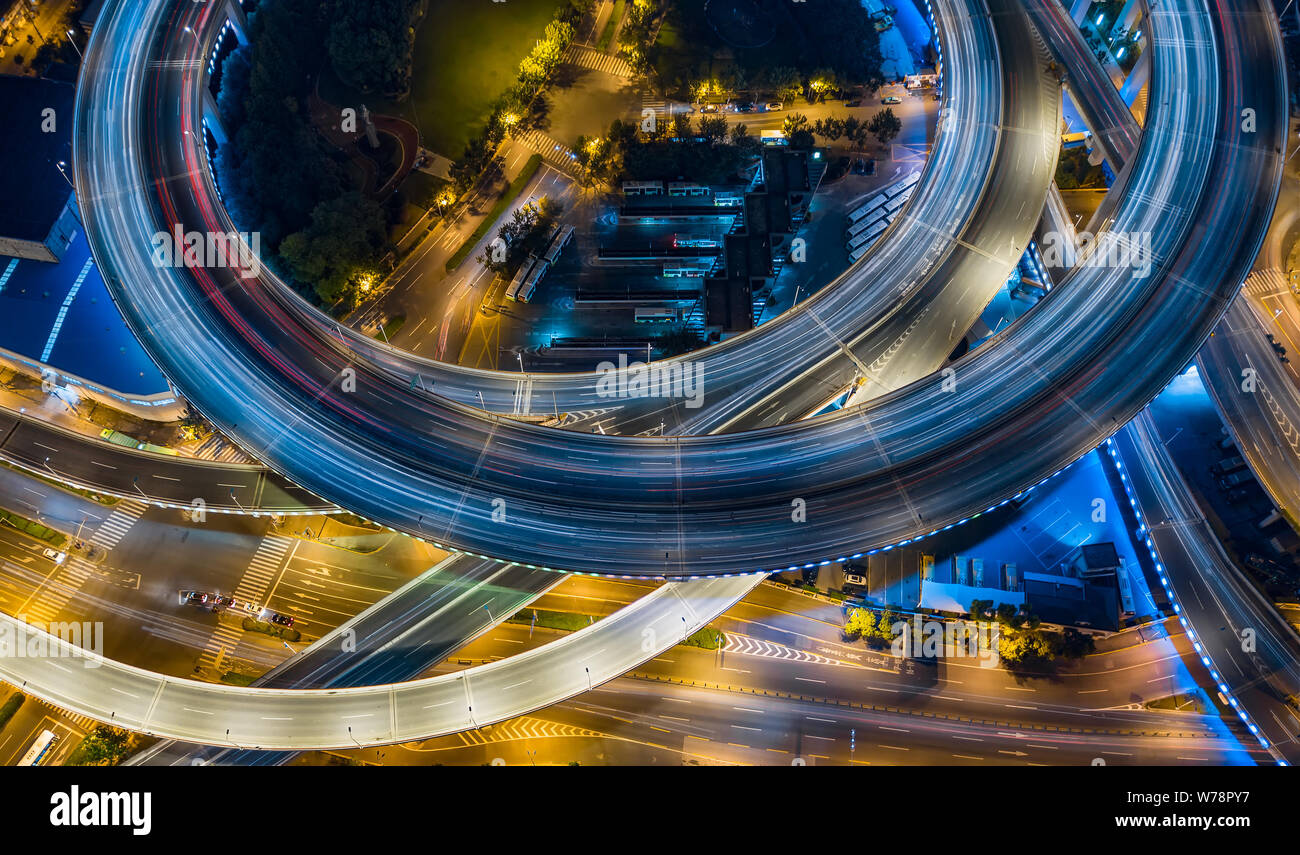 Luftaufnahme der Nanpu Brücke über den Fluss Huangpu in der Nacht in Shanghai, China, 22. September 2017. Stockfoto