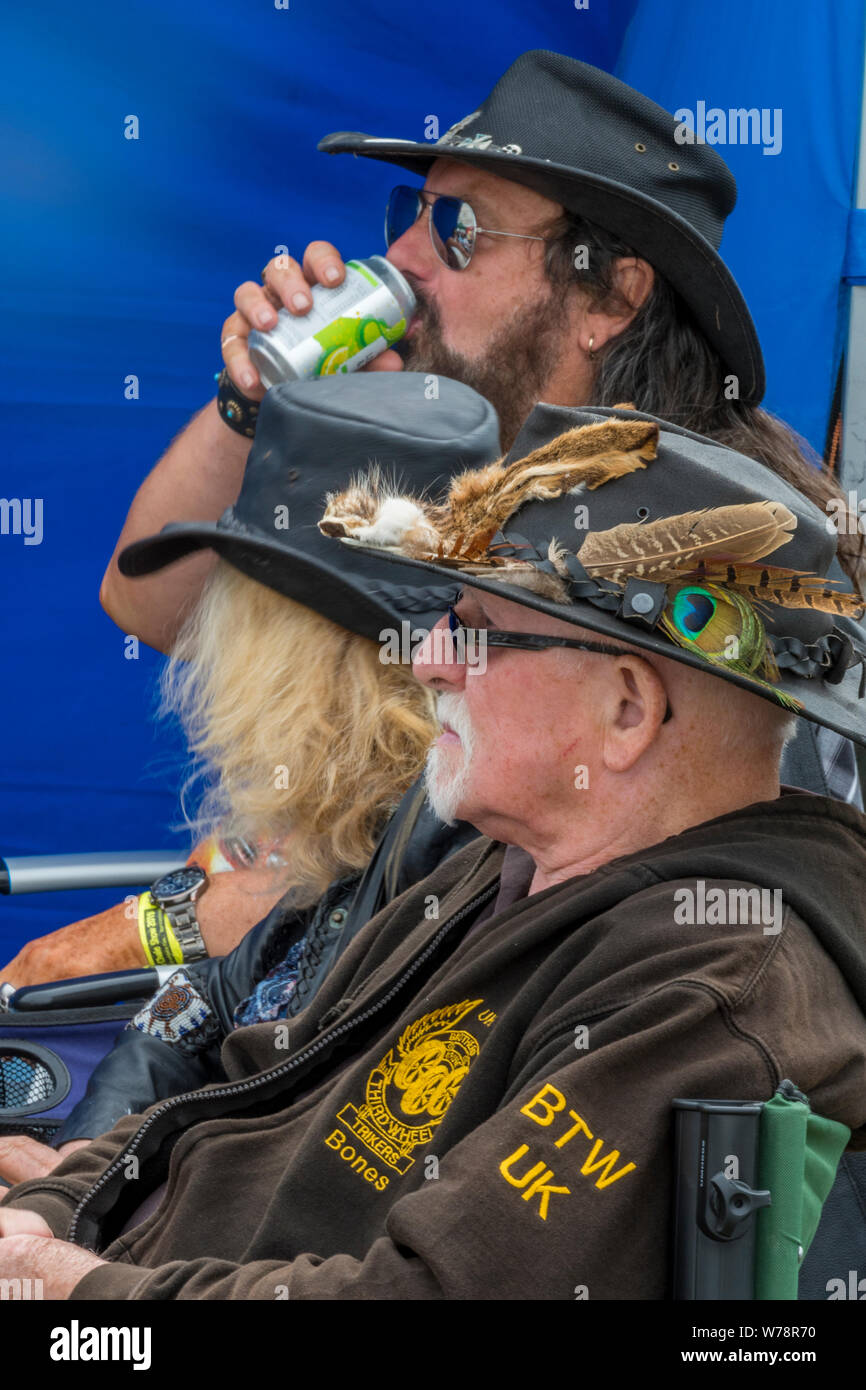 Hells Angels motorcycle Gangs zusammen sitzen, Bier trinken und plaudern.  Biker aus Leder Kleidung und Hüte Stockfotografie - Alamy