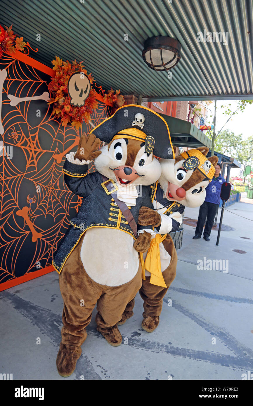 ------ Animateure in der Chip und Dale gekleidet sind dargestellt, während der Nationale Tag und Mondfest Urlaub im Shanghai Disneyland an der S Stockfoto