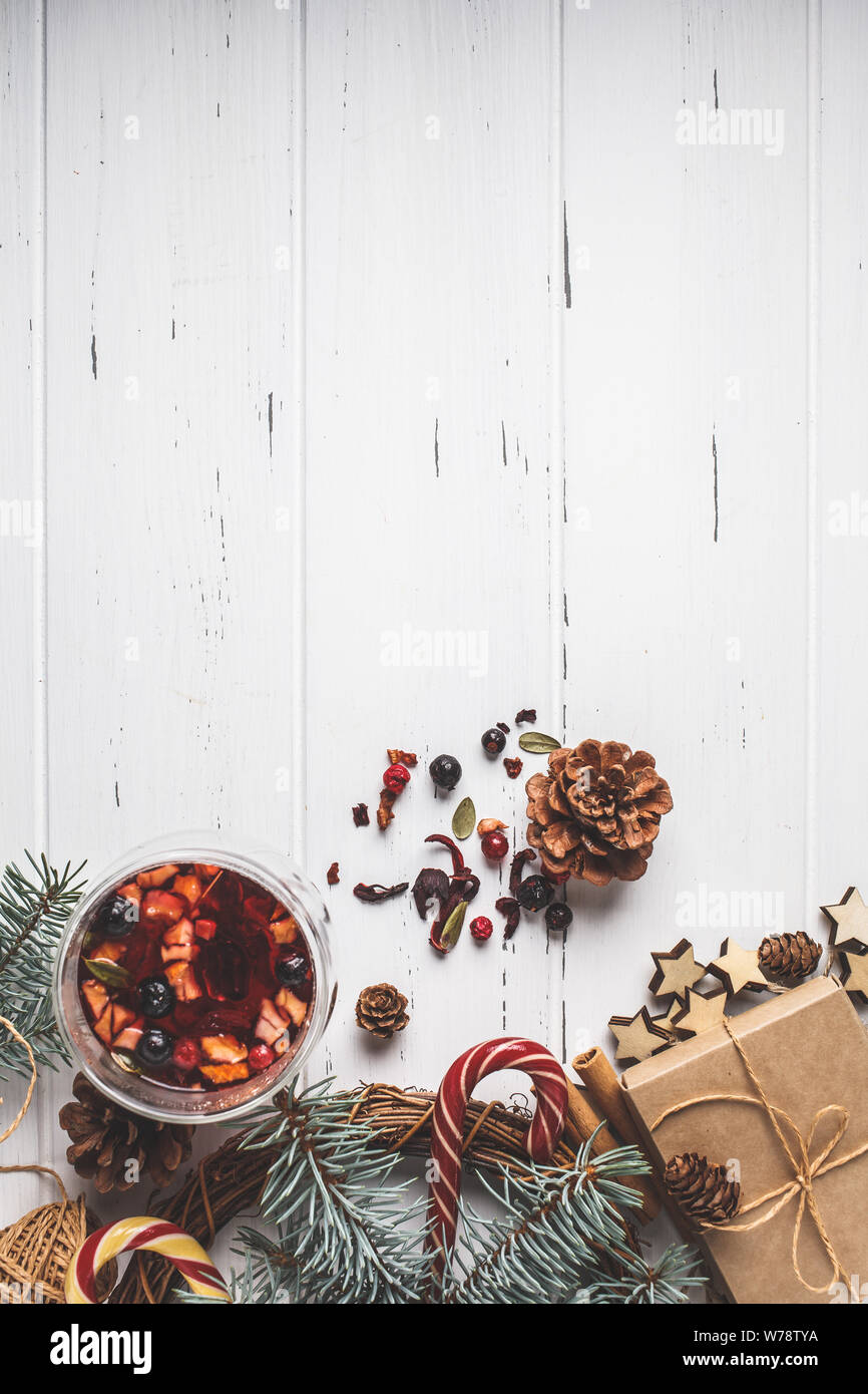 Weihnachten Zusammensetzung Hintergrund. Weihnachtsbaum, Kegel, Kräutertee, Spielzeug und als Geschenk verpacken auf einem weißen Holz- Hintergrund. Stockfoto