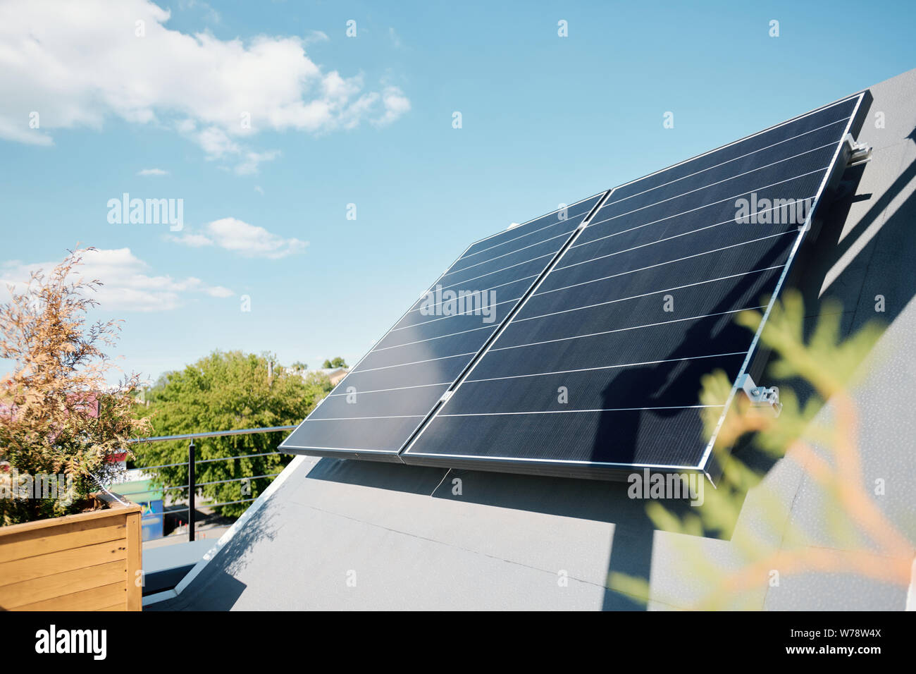 Große Solaranlage auf dem Dach der modernen komfortablen Haus oder Ferienhaus Stockfoto