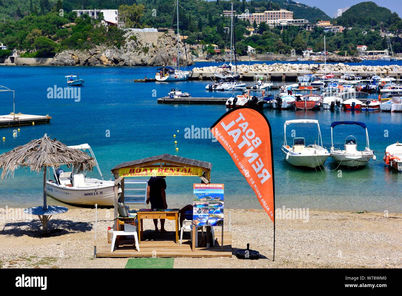 Bootscharter, Hafen Strand Paleokastritsa, Korfu Griechenland Stockfoto