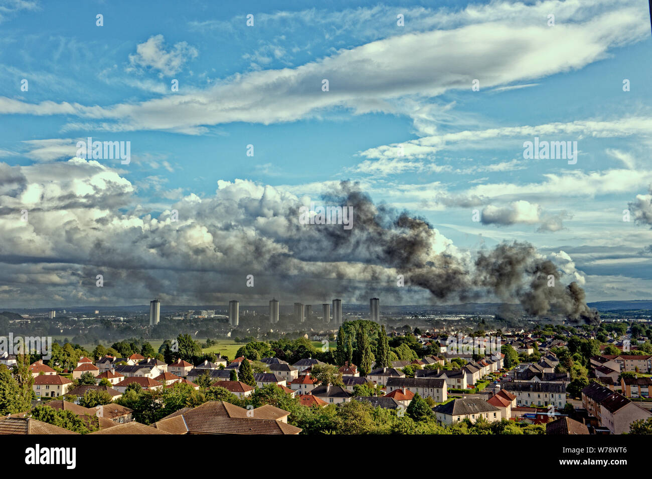 Glasgow, Schottland, Großbritannien, 5. August 2019. Riesige Rauchwolke über dem Yoker scotstoun Werft Gegend der Stadt mit braehead als Hintergrund und im Süden der Stadt. Gerard Fähre / alamy Live Neue 666666 s6 Stockfoto