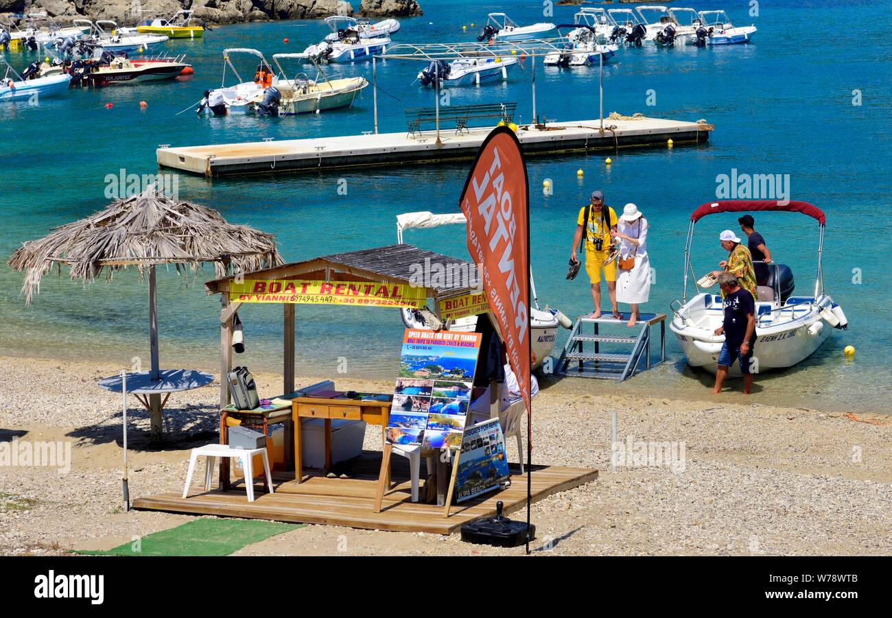 Paar aus einem Urlaub Boot Reise, Hafen Strand Paleokastritsa, Korfu, Griechenland Stockfoto