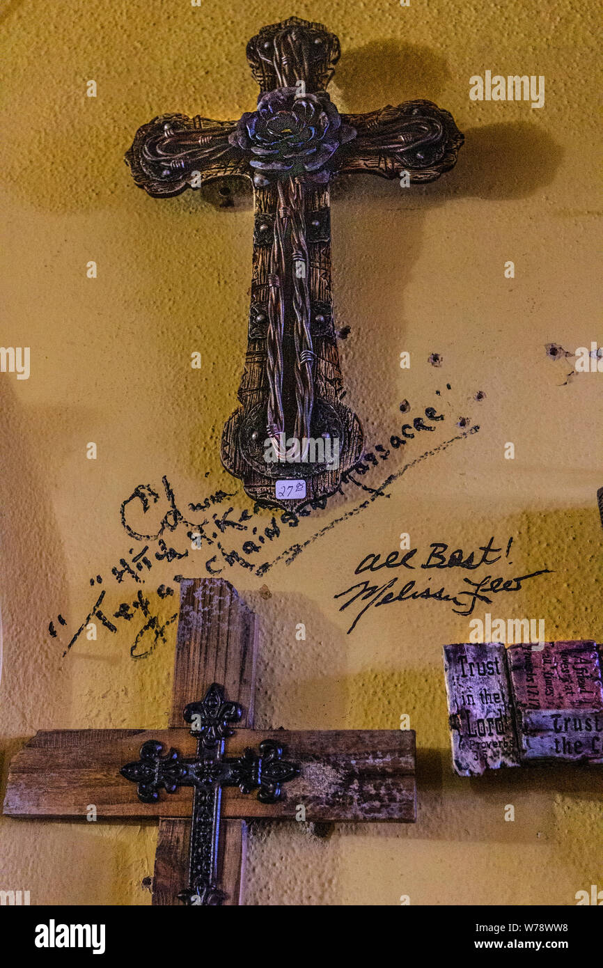 Wand der Kreuze in der Texas Ranch House, Geschenke Shop, Sabinal, Texas, USA Stockfoto