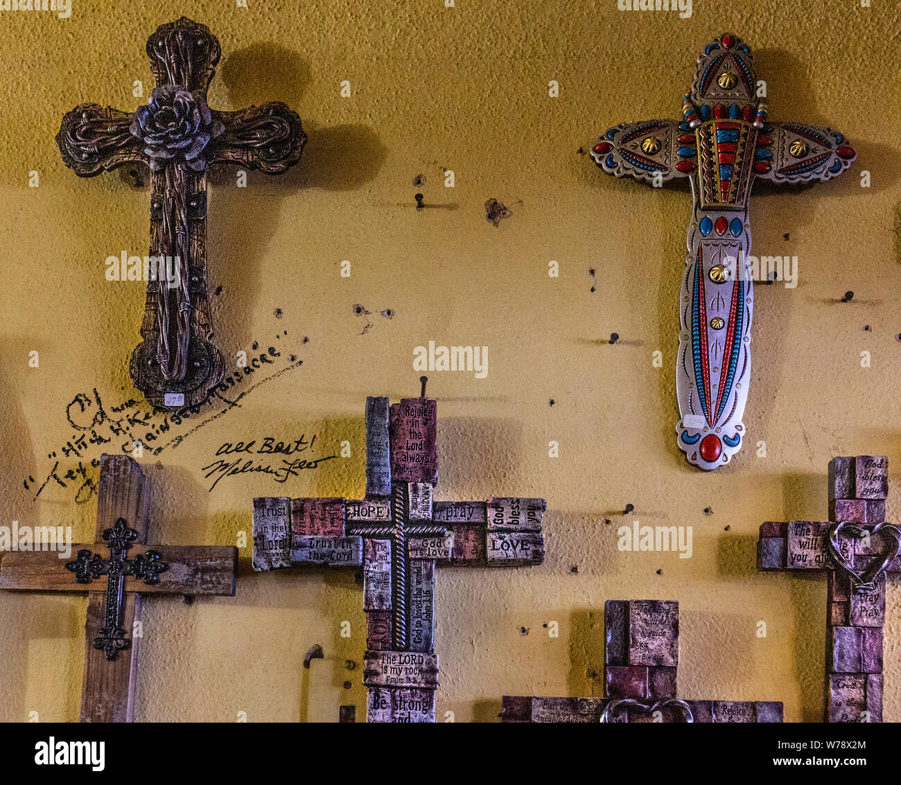 Wand der Kreuze in der Texas Ranch House, Geschenke Shop, Sabinal, Texas, USA Stockfoto